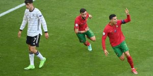 Ronaldo “đáp lễ” fan Đức bằng điệu nhảy hài hước và bàn thắng quyết định