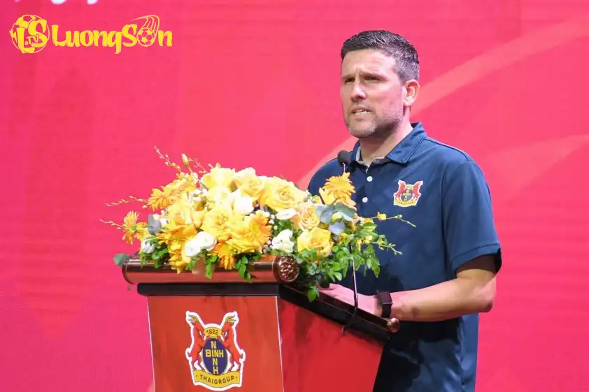 HLV Gerard Albadalejo hạnh phúc với chiến thắng đầu tiên tại V-League. (Ảnh: NBFC) HLV Gerard Albadalejo hạnh phúc với chiến thắng đầu tiên tại V-League. (Ảnh: NBFC)